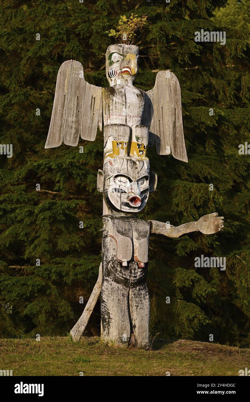 Palo totem Kwakwakawakw presso il cimitero di Alert Bay, Cormorant Island, British Columba, Canada, Nord America Foto Stock