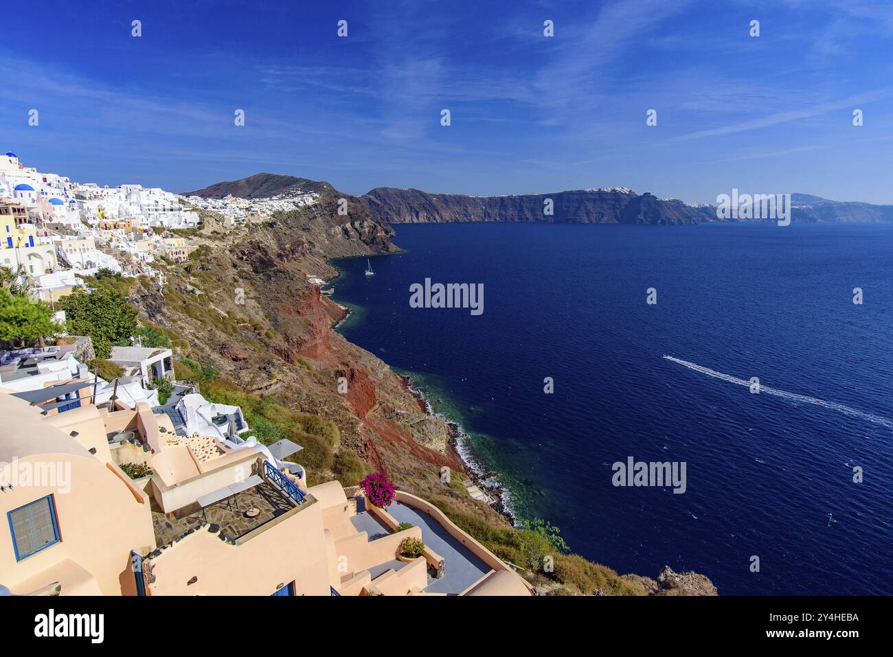 Tradizionali edifici bianchi di fronte al Mar Egeo a Oia, isola di Santorini, Grecia, Europa Foto Stock