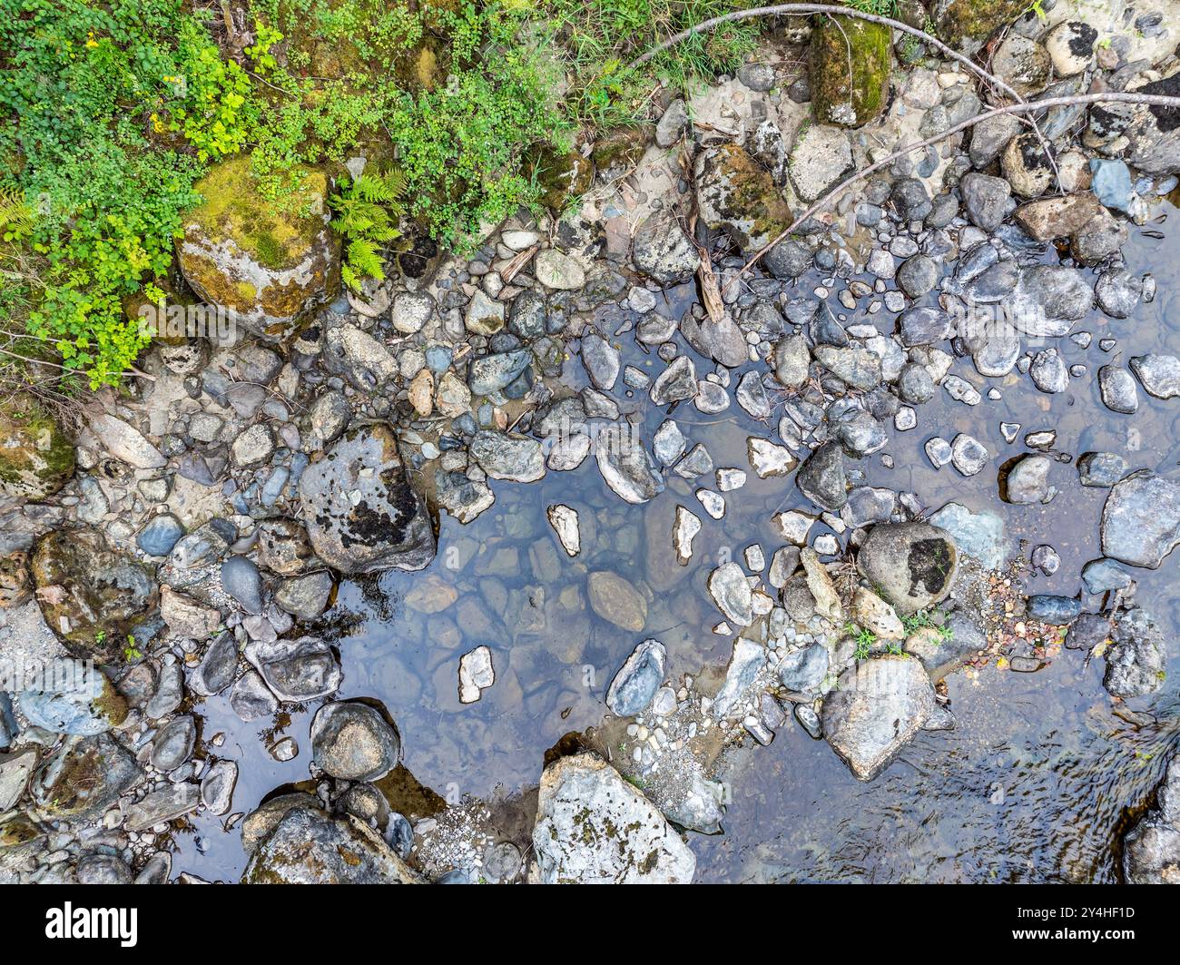 Vista dall'alto delle rocce lungo la riva del fiume Snoqualmie a North Bend, Washington. Foto Stock