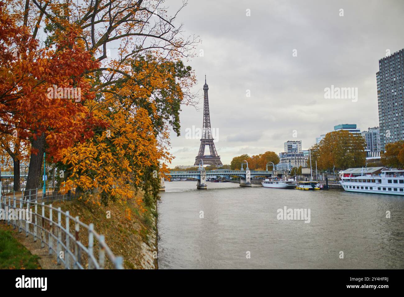 Vista panoramica della Torre Eiffel sul fiume Senna in una bella giornata d'autunno a Parigi Foto Stock