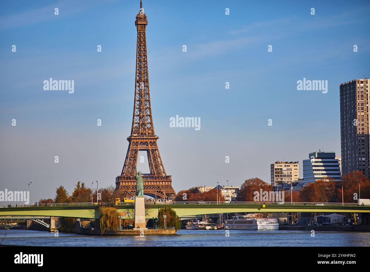 Torre Eiffel sul fiume Senna con il ponte di Grenelle e la Statua della libertà in una brillante giornata autunnale a Parigi, Francia Foto Stock