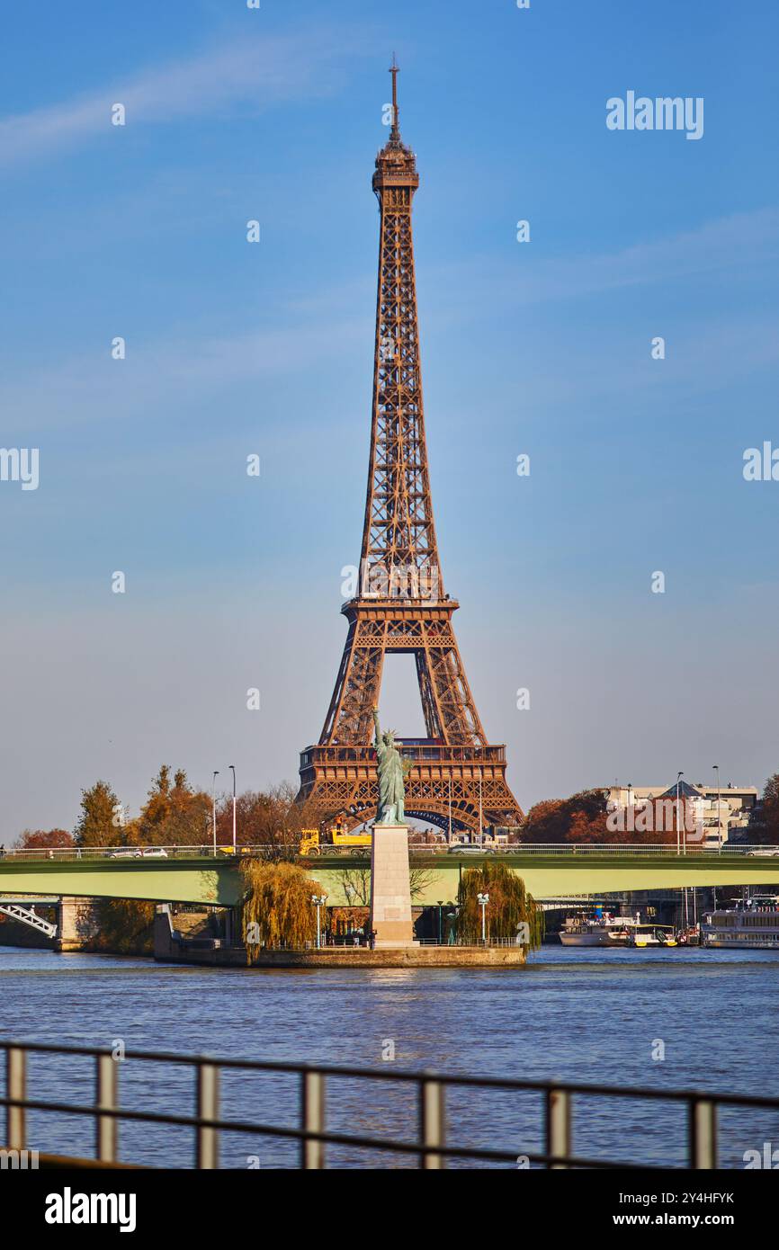 Torre Eiffel sul fiume Senna con il ponte di Grenelle e la Statua della libertà in una brillante giornata autunnale a Parigi, Francia Foto Stock