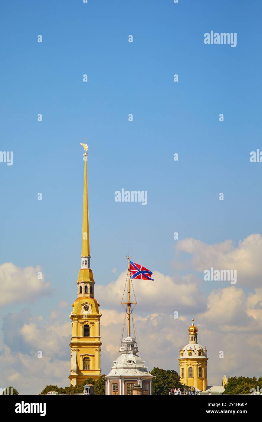 Vista panoramica della fortezza di Pietro e Paolo sul cielo blu di San Pietroburgo, Russia Foto Stock