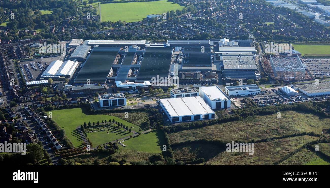 Vista aerea dello stabilimento di produzione di automobili Bentley Motors a Crewe, Cheshire. Questo dal nord guardando a sud 2024. Foto Stock