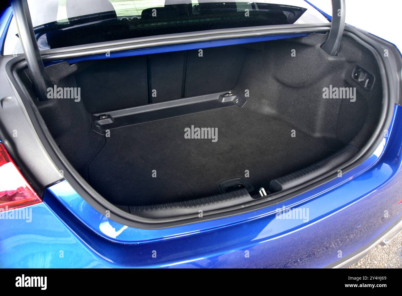 Nella berlina è stato sollevato il coperchio del bagagliaio grande Foto Stock