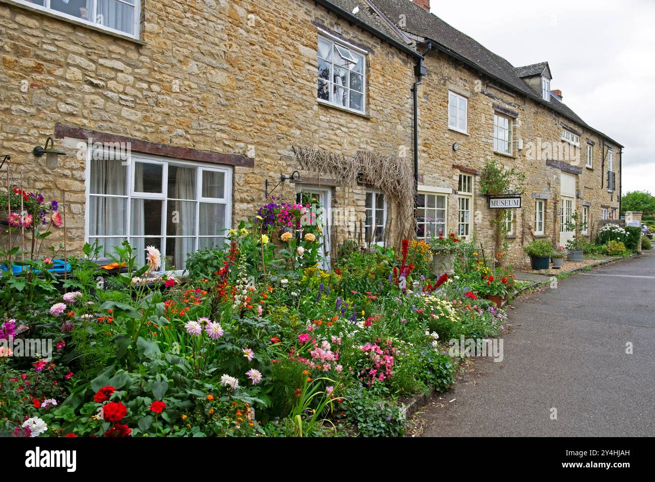 Giardino fiorito erbacea confine annuale perenne fuori dal Witney & District Museum Oxfordshire Inghilterra Regno Unito KATHY DEWITT Foto Stock