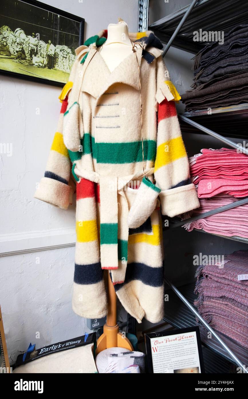 cappotto di lana coperta della Baia di Hudson su banco cappotto esposizione del museo del manichino nel negozio Blanket Hall Witney Oxfordshire Inghilterra Regno Unito KATHY DEWITT Foto Stock