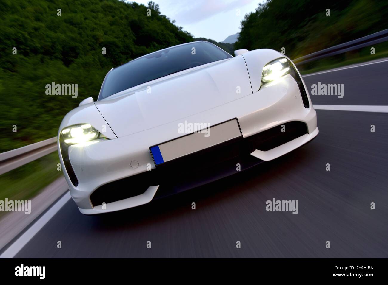 La guida di auto sportive è ad alta velocità Foto Stock