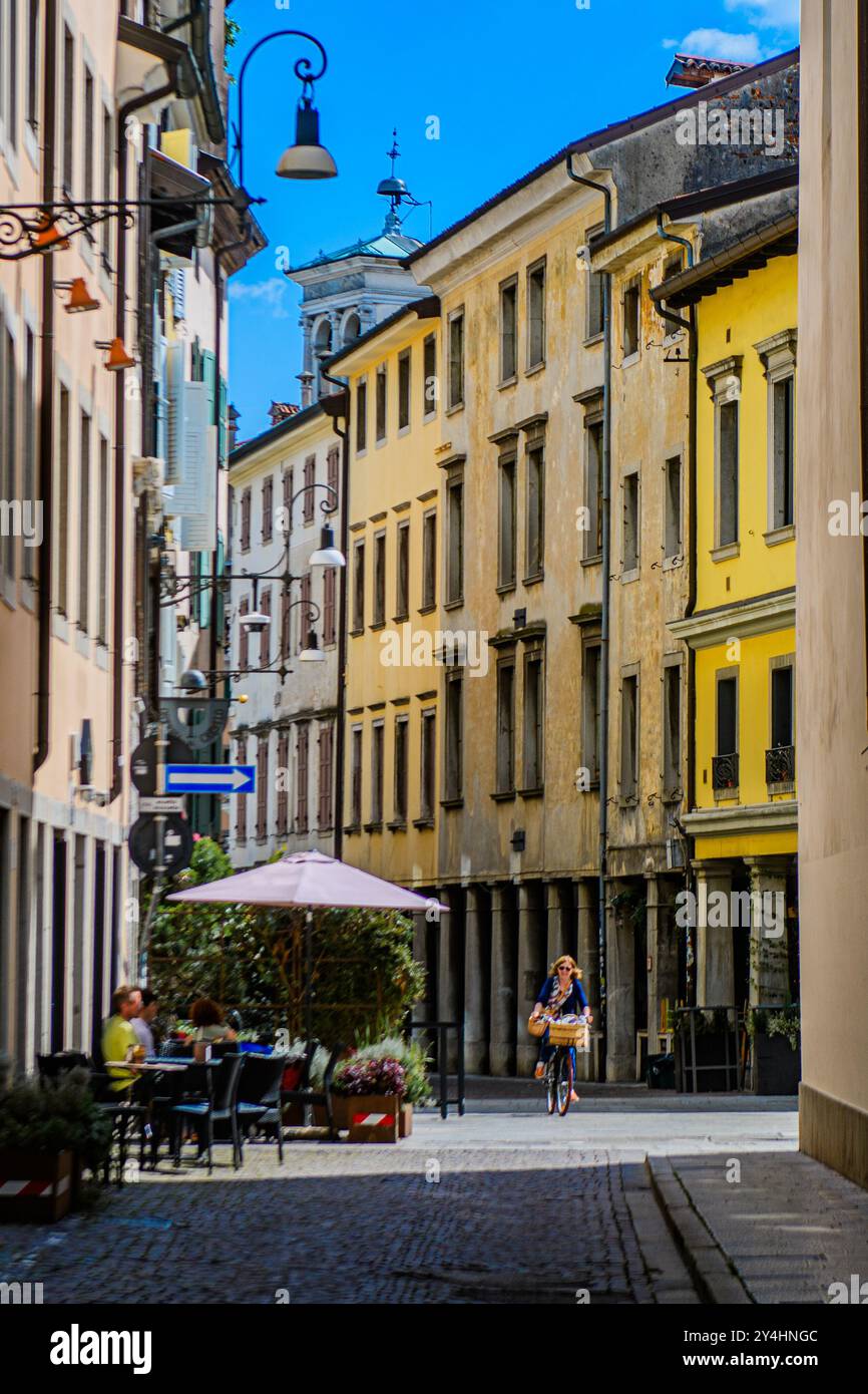 UDINE, ITALIA – 27 MAGGIO 2024: Via Vittorio Veneto. Questa vivace strada presenta edifici storici e negozi moderni, che riflettono la vivace vita urbana Foto Stock