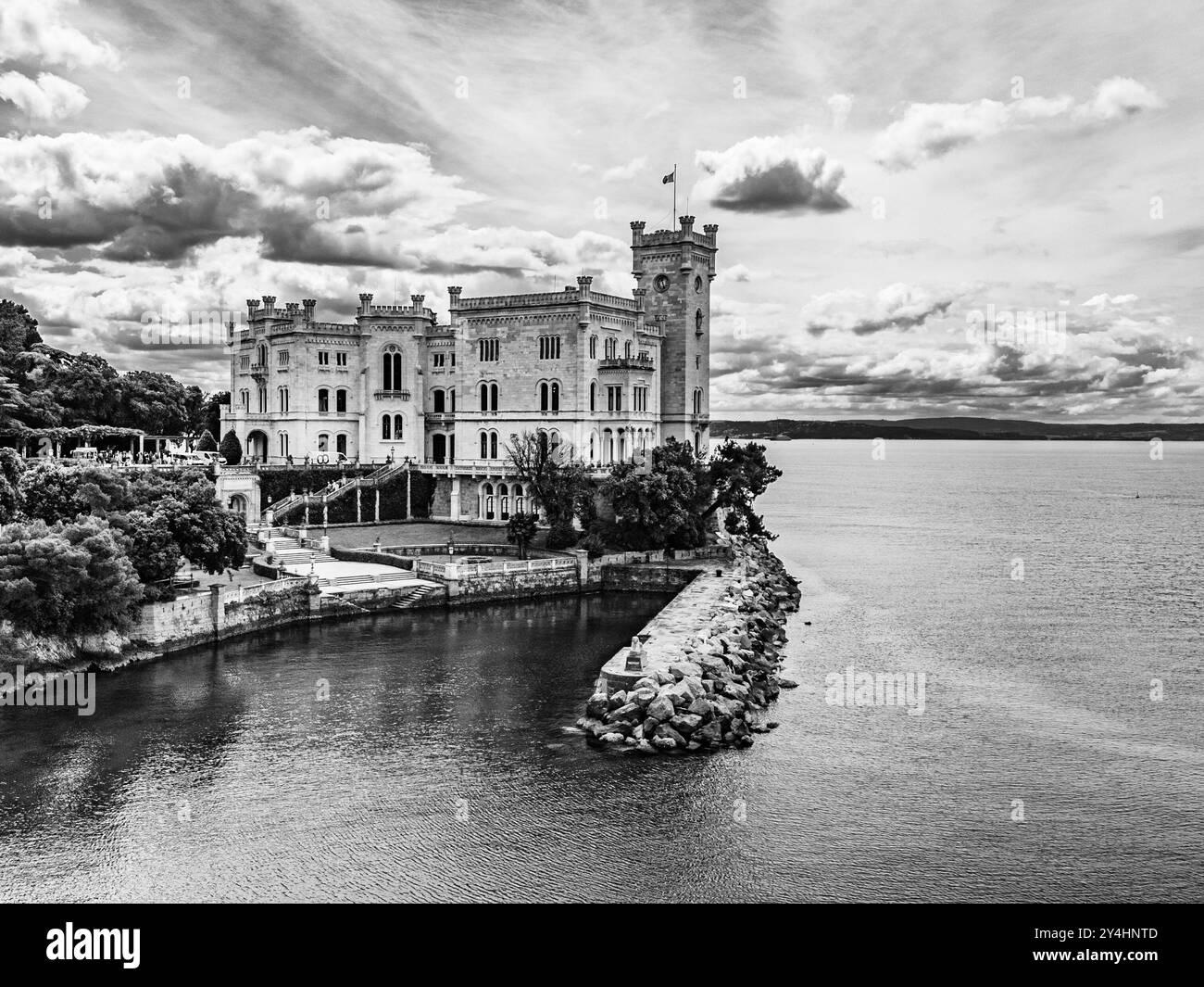 TRIESTE, ITALIA – 29 MAGGIO 2024: Castello di Miramare. Questo castello storico, adagiato su una scogliera che si affaccia sul Mare Adriatico, presenta un'architettura elegante e Foto Stock