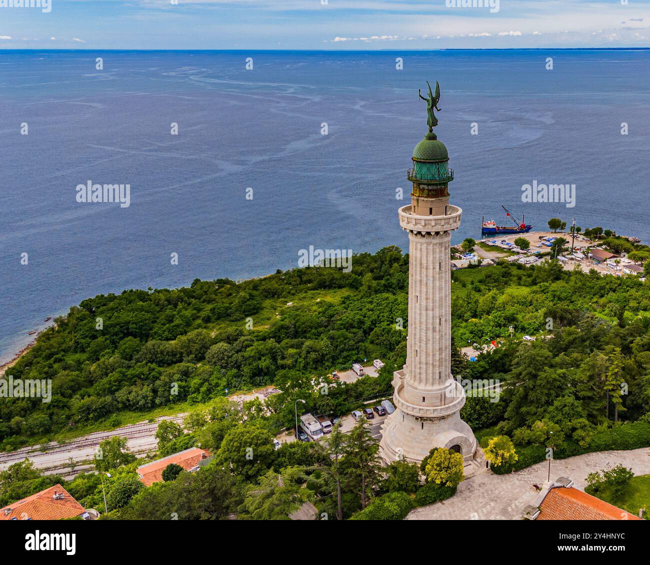 TRIESTE, ITALIA – 29 MAGGIO 2024: Faro della Vittoria. Questo importante faro, dedicato alla vittoria, offre viste mozzafiato sul Mare Adriatico e su di me Foto Stock