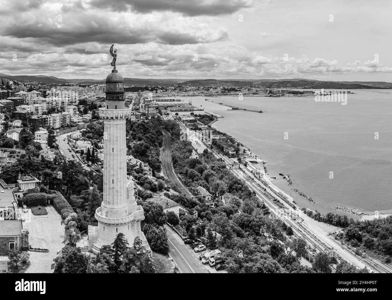 TRIESTE, ITALIA – 29 MAGGIO 2024: Faro della Vittoria. Questo importante faro, dedicato alla vittoria, offre viste mozzafiato sul Mare Adriatico e su di me Foto Stock