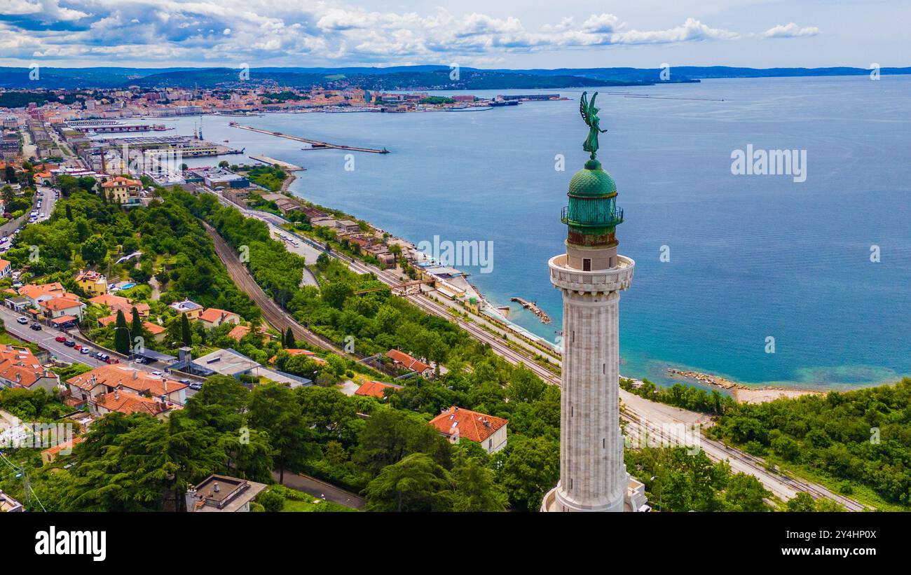 TRIESTE, ITALIA – 29 MAGGIO 2024: Faro della Vittoria. Questo importante faro, dedicato alla vittoria, offre viste mozzafiato sul Mare Adriatico e su di me Foto Stock