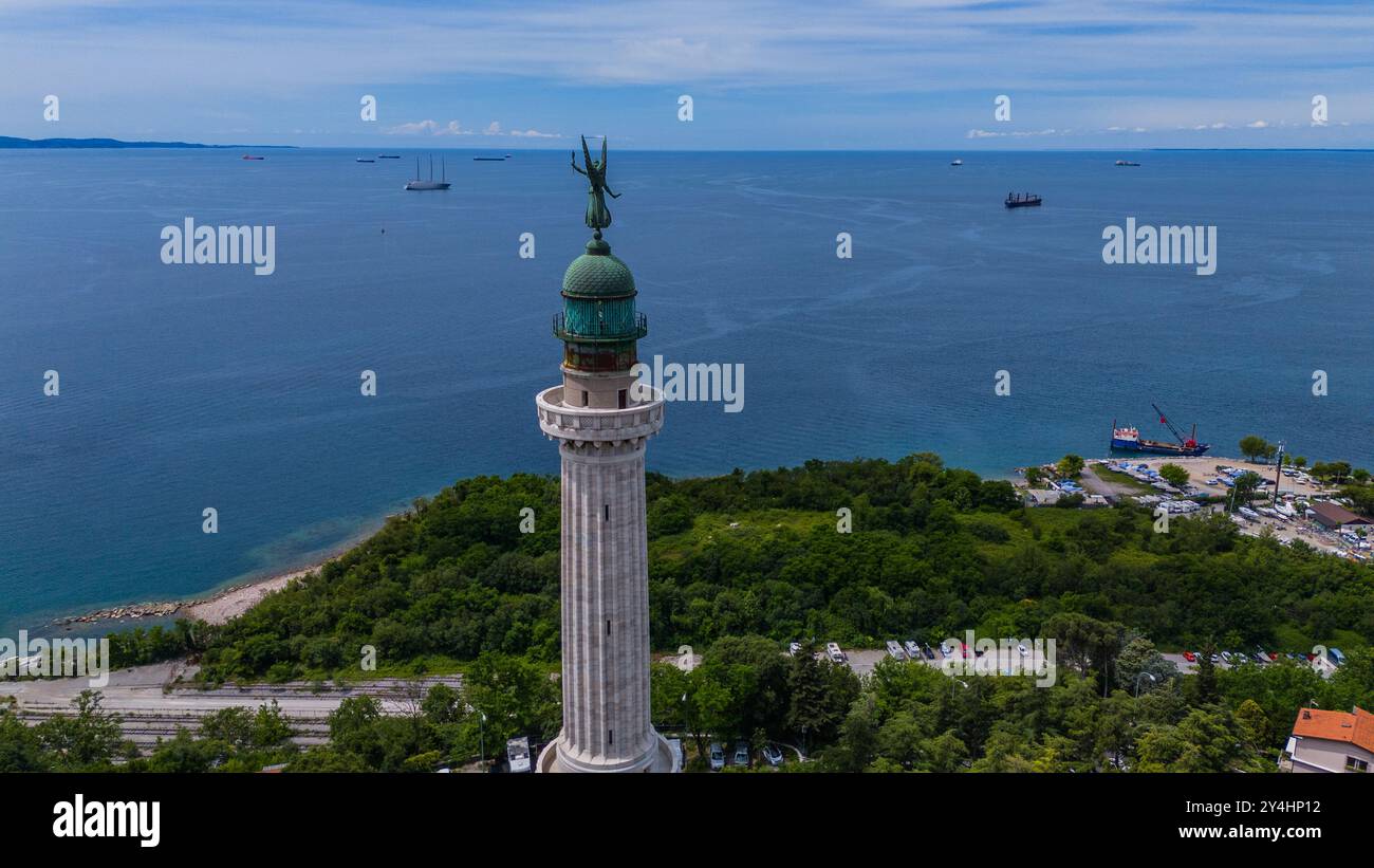 TRIESTE, ITALIA – 29 MAGGIO 2024: Faro della Vittoria. Questo importante faro, dedicato alla vittoria, offre viste mozzafiato sul Mare Adriatico e su di me Foto Stock
