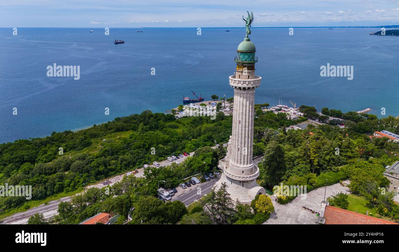 TRIESTE, ITALIA – 29 MAGGIO 2024: Faro della Vittoria. Questo importante faro, dedicato alla vittoria, offre viste mozzafiato sul Mare Adriatico e su di me Foto Stock