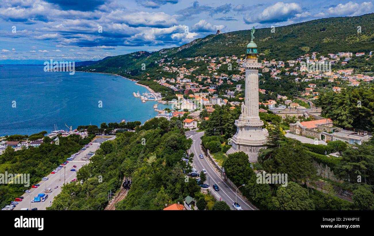 TRIESTE, ITALIA – 29 MAGGIO 2024: Faro della Vittoria. Questo importante faro, dedicato alla vittoria, offre viste mozzafiato sul Mare Adriatico e su di me Foto Stock