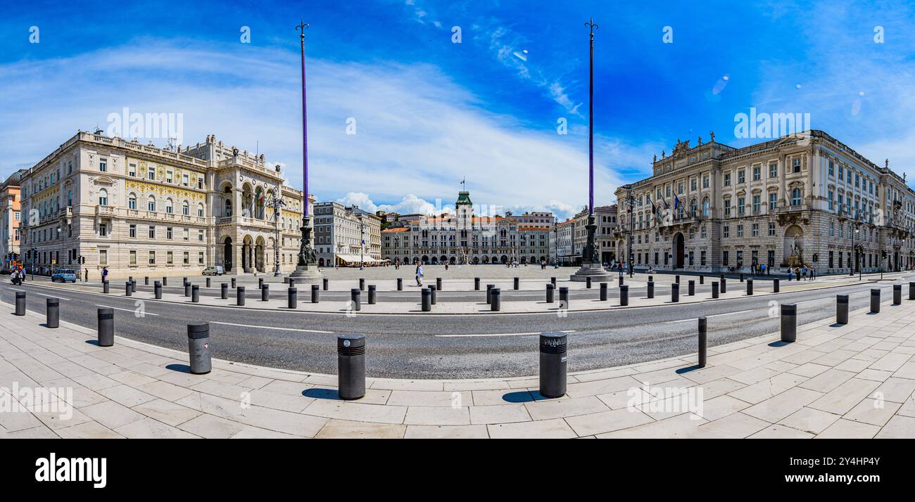 TRIESTE, ITALIA – 29 MAGGIO 2024: Piazza Unità d'Italia. Questa grandiosa piazza, affacciata sul mare Adriatico, è una delle più grandi d'Europa e presenta storici Foto Stock