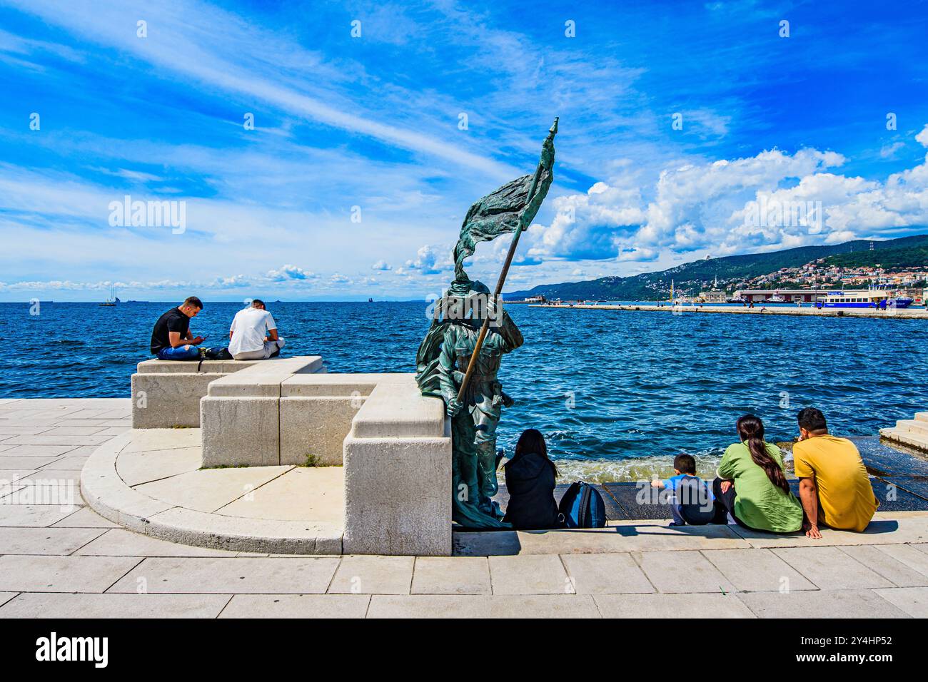 TRIESTE, ITALIA – 29 MAGGIO 2024: Statue di bronzo lungo Riva Caduti. Queste sculture commemorano importanti figure storiche ed eventi, offrendo un cu Foto Stock