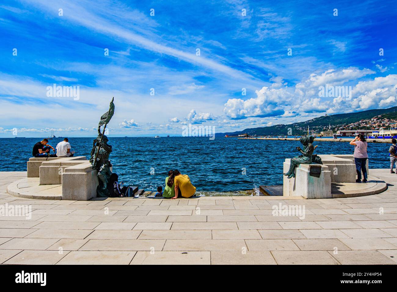 TRIESTE, ITALIA – 29 MAGGIO 2024: Statue di bronzo lungo Riva Caduti. Queste sculture commemorano importanti figure storiche ed eventi, offrendo un cu Foto Stock