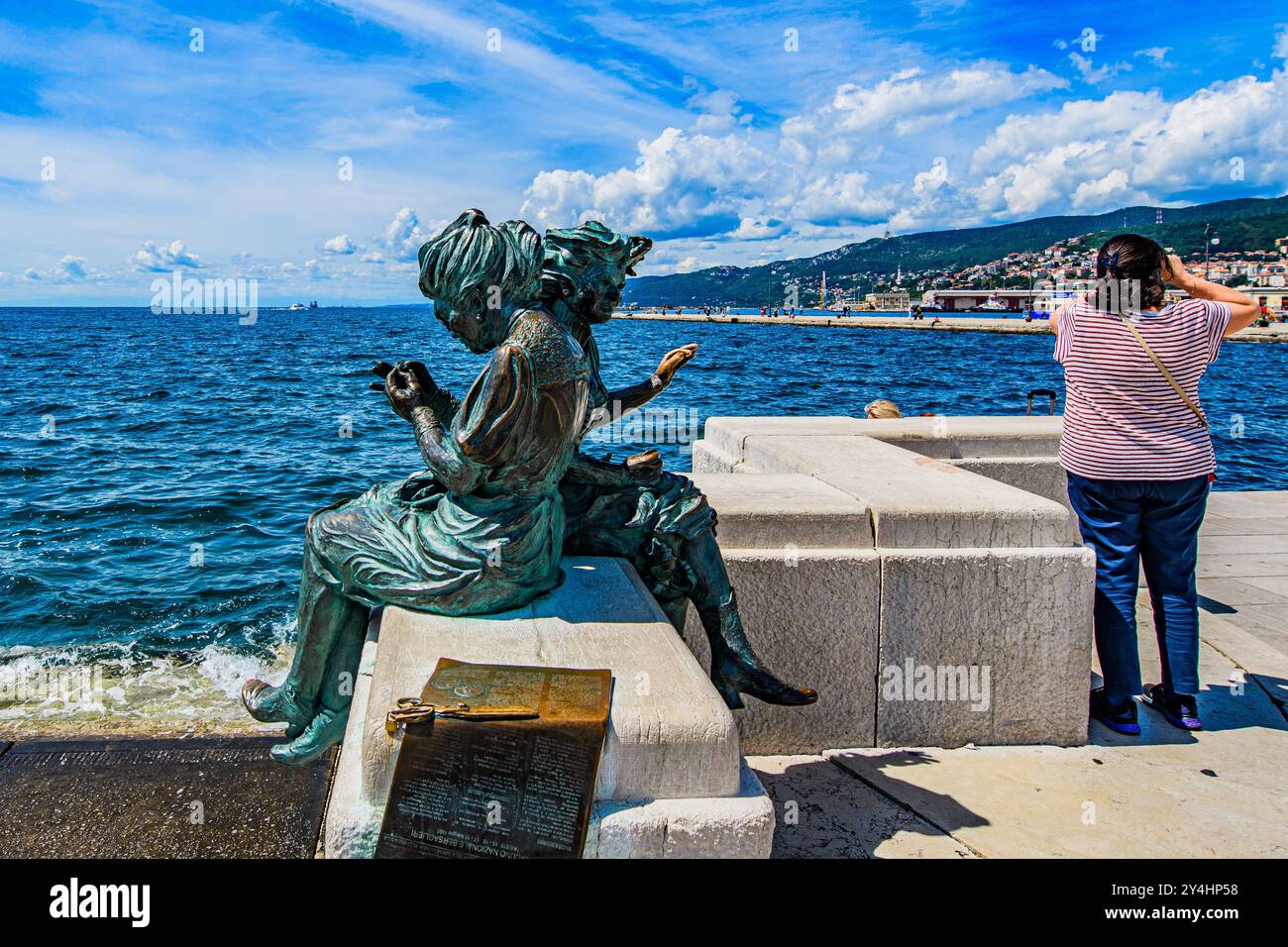 TRIESTE, ITALIA – 29 MAGGIO 2024: Statue di bronzo lungo Riva Caduti. Queste sculture commemorano importanti figure storiche ed eventi, offrendo un cu Foto Stock