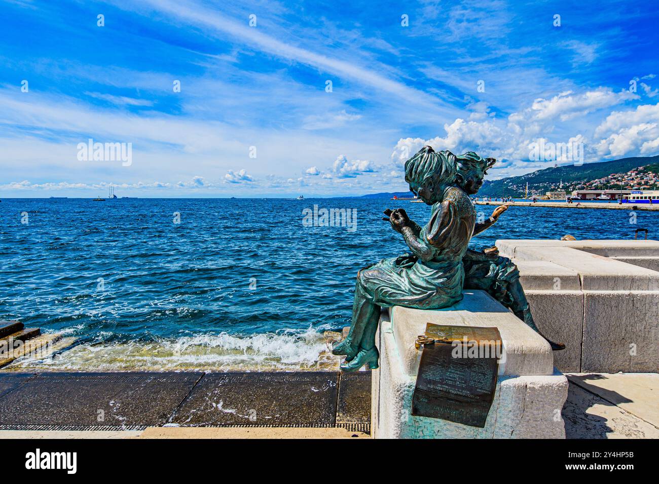 TRIESTE, ITALIA – 29 MAGGIO 2024: Statue di bronzo lungo Riva Caduti. Queste sculture commemorano importanti figure storiche ed eventi, offrendo un cu Foto Stock
