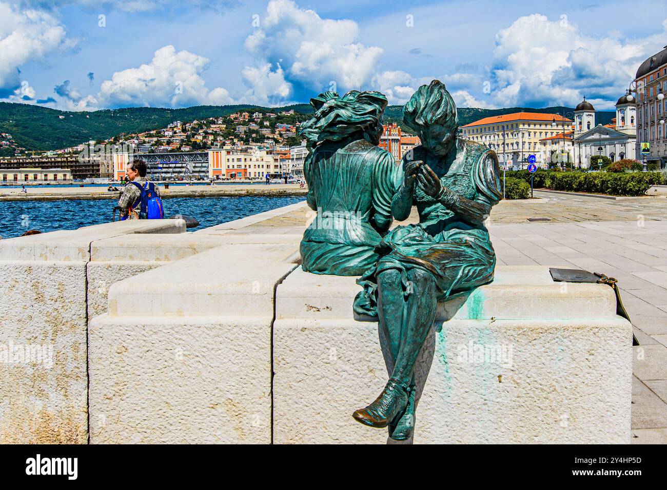 TRIESTE, ITALIA – 29 MAGGIO 2024: Statue di bronzo lungo Riva Caduti. Queste sculture commemorano importanti figure storiche ed eventi, offrendo un cu Foto Stock