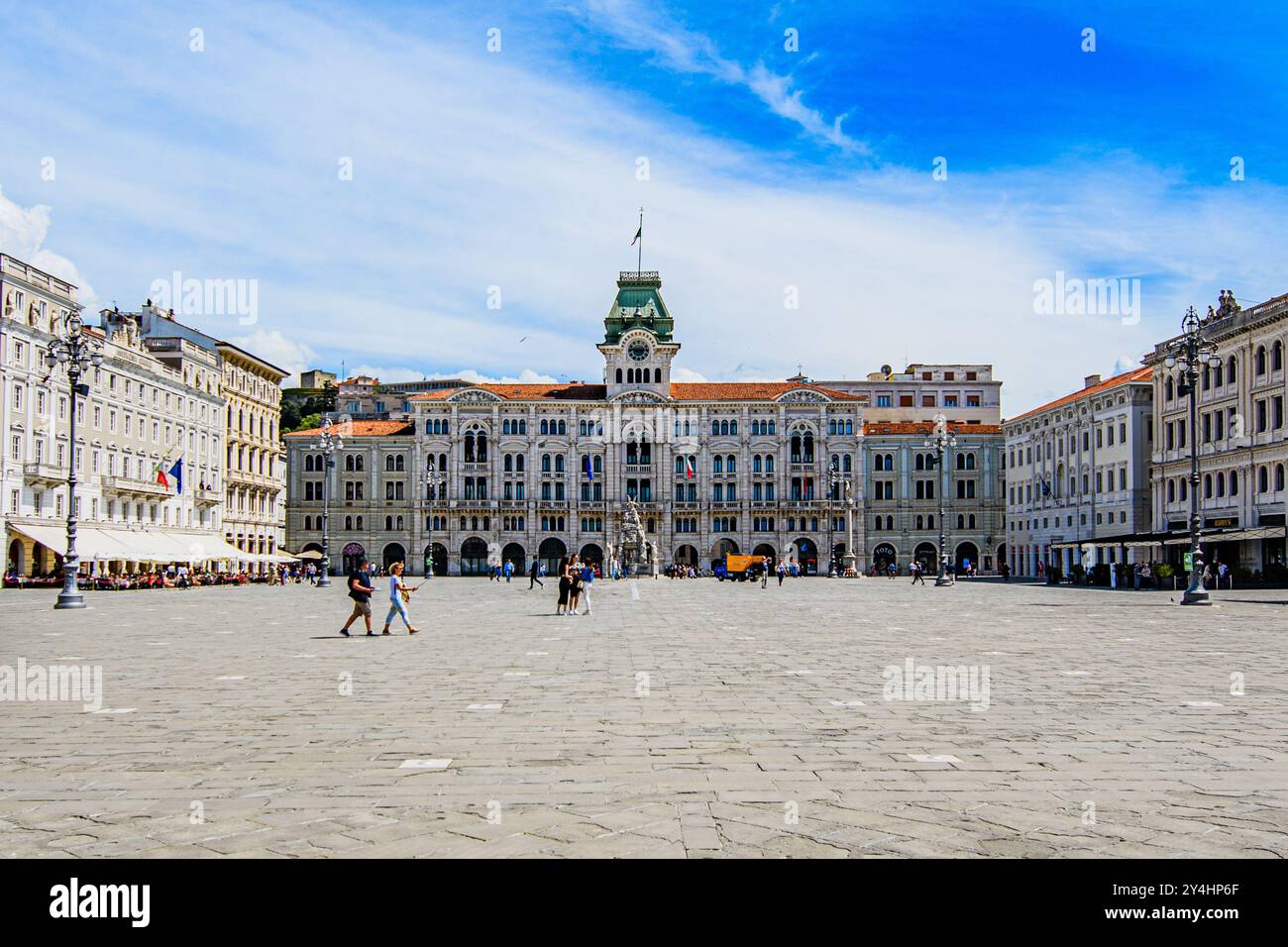 TRIESTE, ITALIA – 29 MAGGIO 2024: Piazza Unità d'Italia. Questa grandiosa piazza, affacciata sul mare Adriatico, è una delle più grandi d'Europa e presenta storici Foto Stock