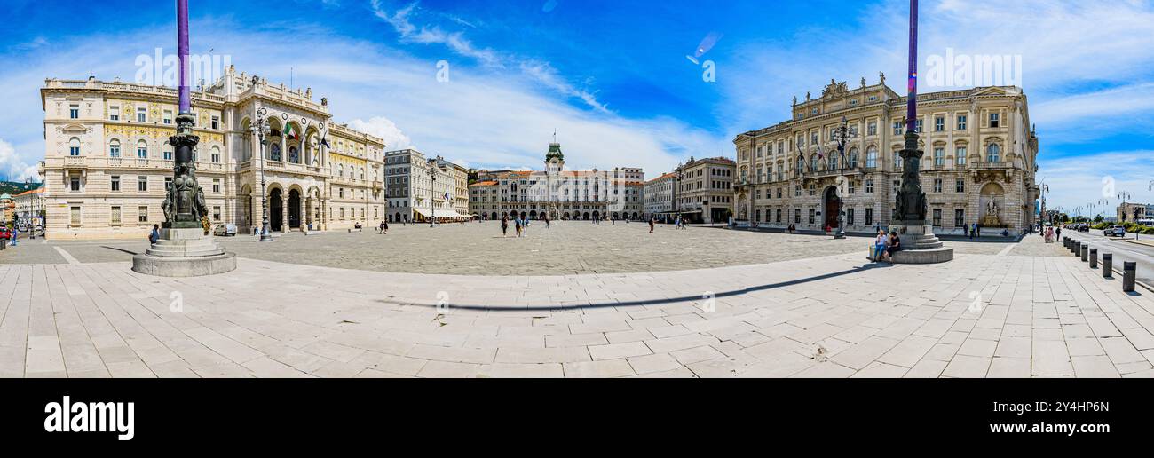 TRIESTE, ITALIA – 29 MAGGIO 2024: Piazza Unità d'Italia. Questa grandiosa piazza, affacciata sul mare Adriatico, è una delle più grandi d'Europa e presenta storici Foto Stock