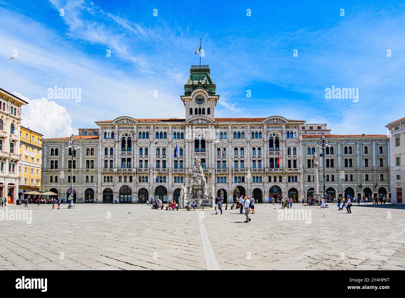 TRIESTE, ITALIA - 29 MAGGIO 2024: Palazzo Comunale e Fontana dei quattro continenti in Piazza Unità d'Italia. Questa iconica fontana rappresenta il Foto Stock