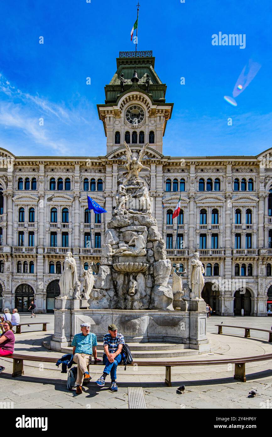 TRIESTE, ITALIA - 29 MAGGIO 2024: Palazzo Comunale e Fontana dei quattro continenti in Piazza Unità d'Italia. Questa iconica fontana rappresenta il Foto Stock