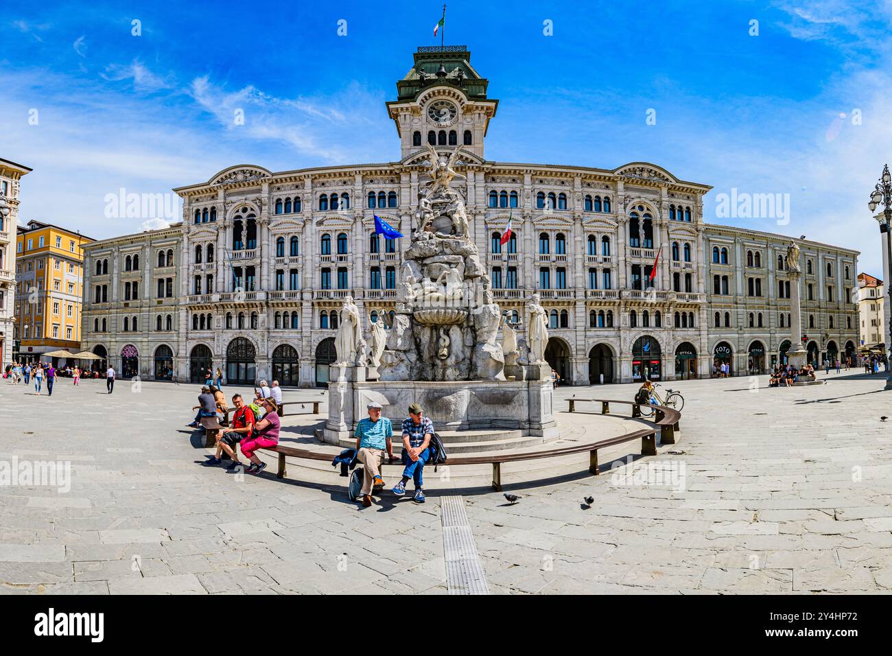 TRIESTE, ITALIA - 29 MAGGIO 2024: Palazzo Comunale e Fontana dei quattro continenti in Piazza Unità d'Italia. Questa iconica fontana rappresenta il Foto Stock