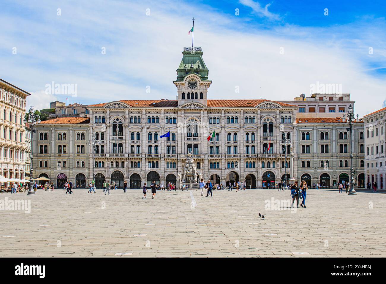 TRIESTE, ITALIA - 29 MAGGIO 2024: Palazzo Comunale e Fontana dei quattro continenti in Piazza Unità d'Italia. Questa iconica fontana rappresenta il Foto Stock
