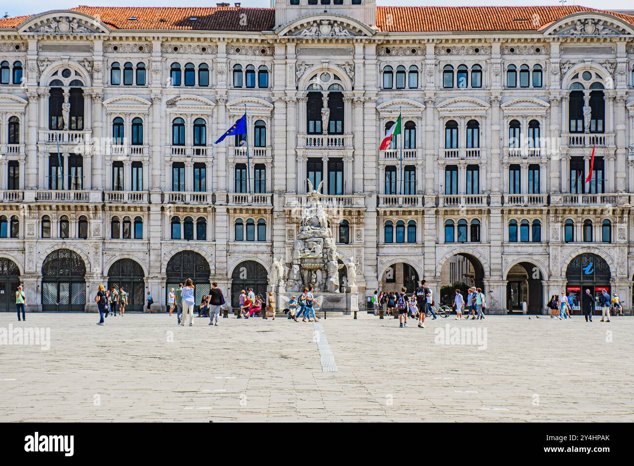 TRIESTE, ITALIA - 29 MAGGIO 2024: Palazzo Comunale e Fontana dei quattro continenti in Piazza Unità d'Italia. Questa iconica fontana rappresenta il Foto Stock