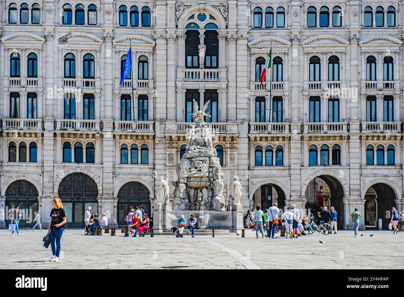 TRIESTE, ITALIA - 29 MAGGIO 2024: Palazzo Comunale e Fontana dei quattro continenti in Piazza Unità d'Italia. Questa iconica fontana rappresenta il Foto Stock