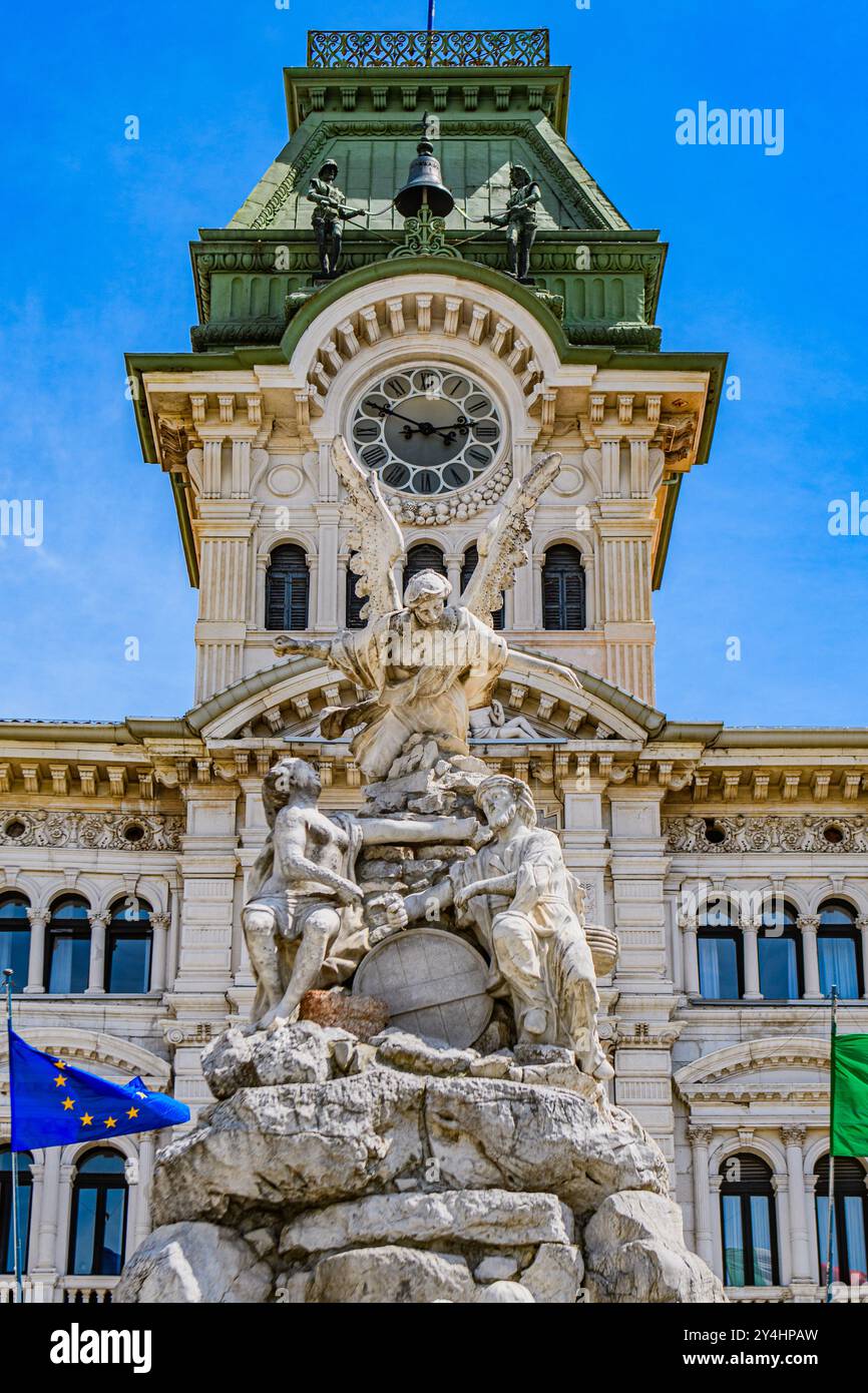 TRIESTE, ITALIA - 29 MAGGIO 2024: Palazzo Comunale e Fontana dei quattro continenti in Piazza Unità d'Italia. Questa iconica fontana rappresenta il Foto Stock