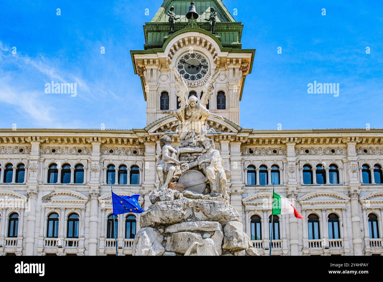 TRIESTE, ITALIA - 29 MAGGIO 2024: Palazzo Comunale e Fontana dei quattro continenti in Piazza Unità d'Italia. Questa iconica fontana rappresenta il Foto Stock