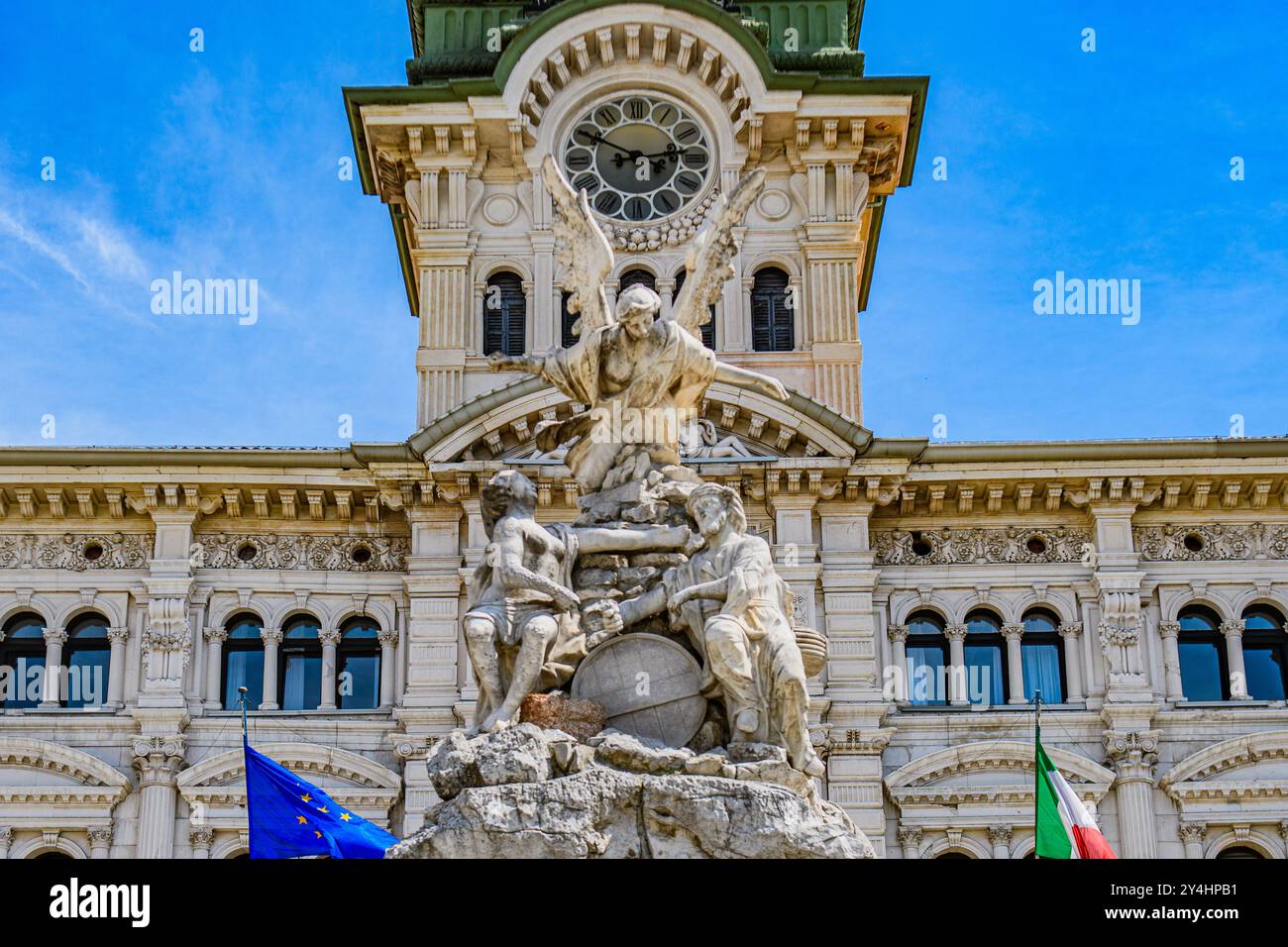 TRIESTE, ITALIA - 29 MAGGIO 2024: Palazzo Comunale e Fontana dei quattro continenti in Piazza Unità d'Italia. Questa iconica fontana rappresenta il Foto Stock