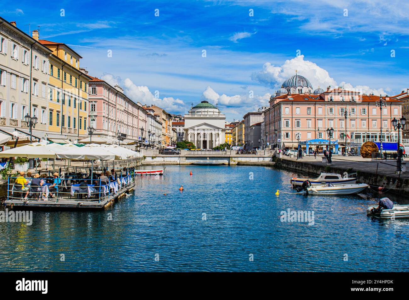 TRIESTE, ITALIA – 29 MAGGIO 2024: Canal grande. Questo pittoresco canale di Trieste è caratterizzato da edifici storici e barche, che creano un suggestivo e suggestivo c Foto Stock