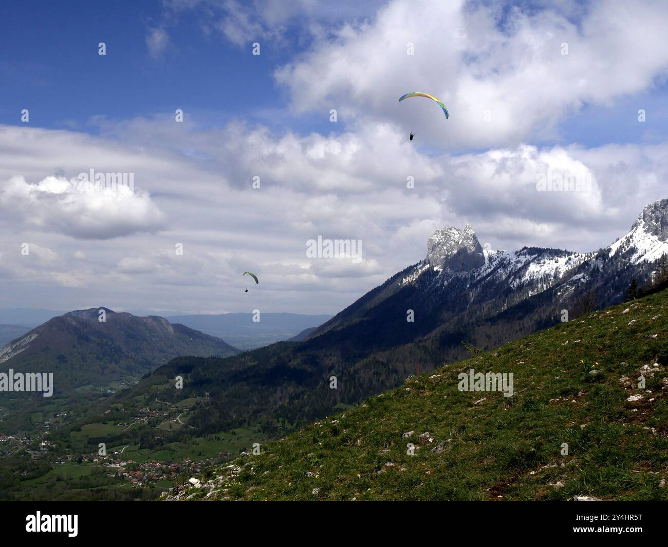 Parapendio a Forclaz sopra il lago di Annecy in alta Savoia, Francia Foto Stock