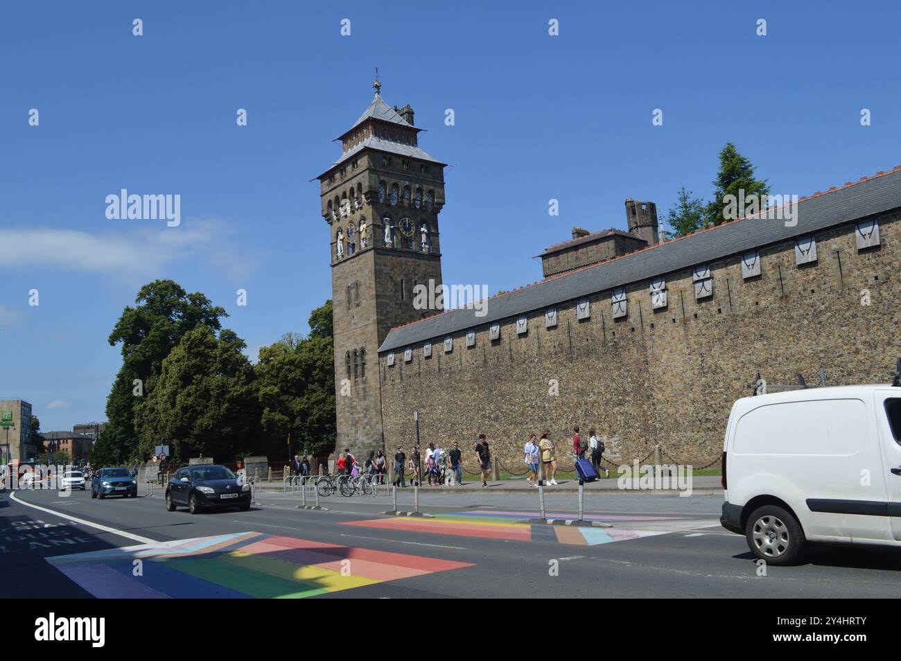 I veicoli oltrepassano la Torre dell'Orologio e le mura del Castello di Cardiff. Cardiff, Galles, Regno Unito. 18 luglio 2024. Foto Stock