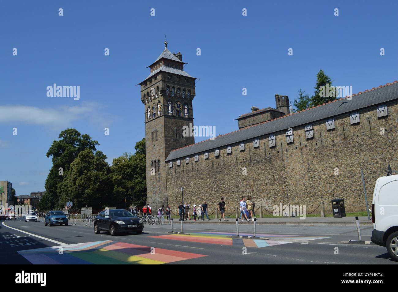 I veicoli oltrepassano la Torre dell'Orologio e le mura del Castello di Cardiff. Cardiff, Galles, Regno Unito. 18 luglio 2024. Foto Stock