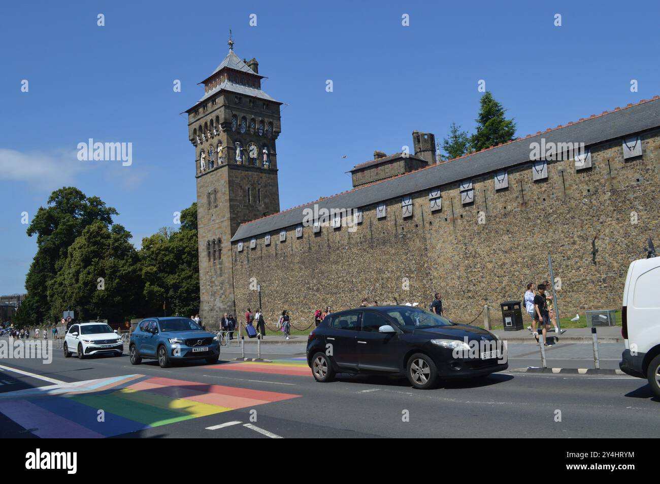 I veicoli oltrepassano la Torre dell'Orologio e le mura del Castello di Cardiff. Cardiff, Galles, Regno Unito. 18 luglio 2024. Foto Stock