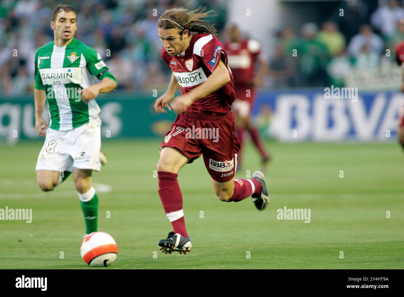 Siviglia, Spagna, 11 maggio 2008, Diego Capel dribbla la palla mentre veniva inseguito da un giocatore di Betis in una partita locale di derby a Siviglia l'11 maggio 2008. Foto Stock