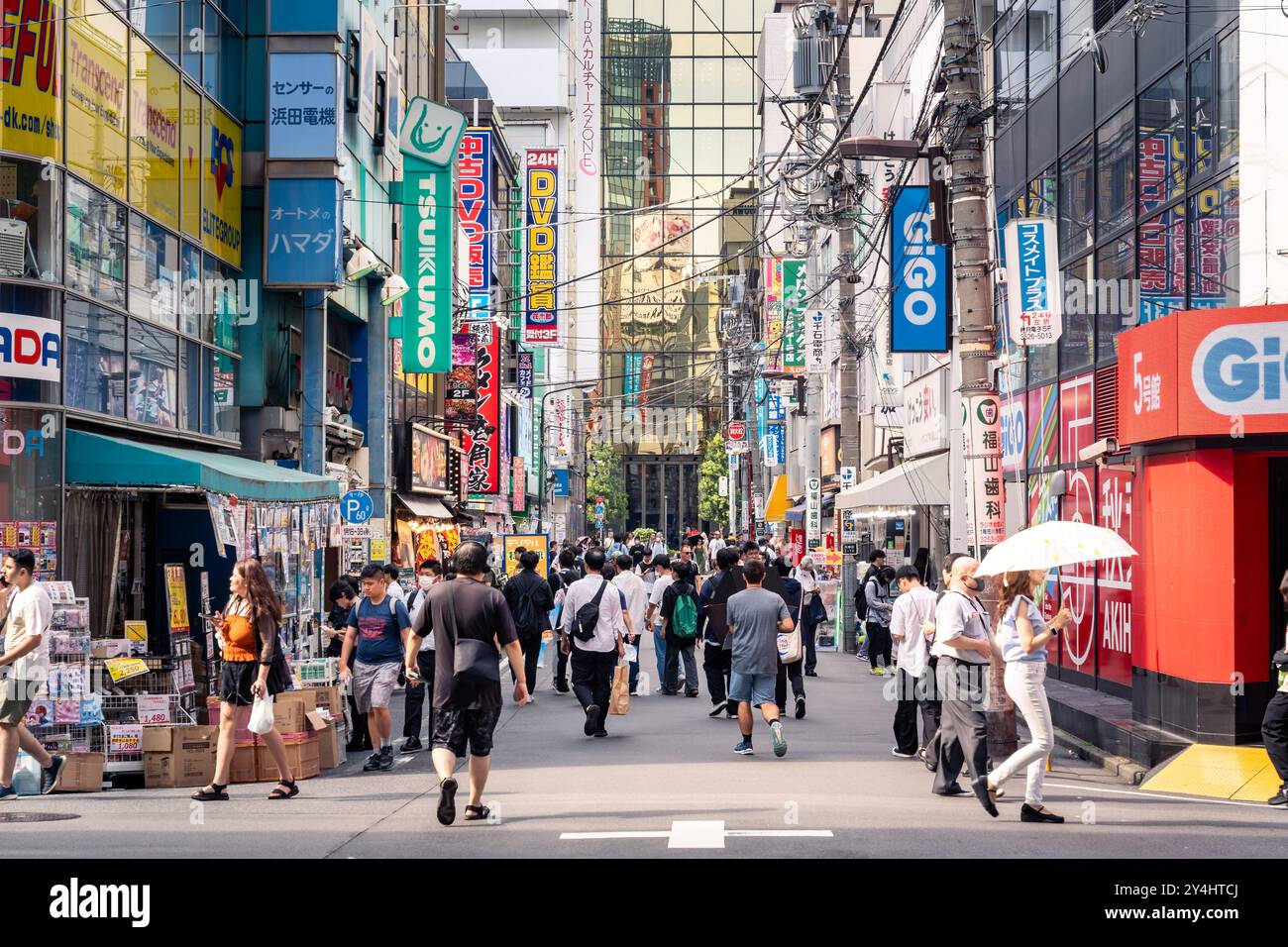 Tokyo, Giappone - 5 agosto 2024: Persone che camminano nel quartiere di Akihabara durante una giornata di sole Foto Stock