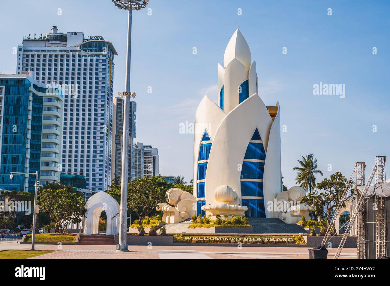 Il famoso punto di riferimento di Nha Trang è la Thap tram Huong Lotus Tower sulla piazza centrale sulla costa durante il giorno estivo in Vietnam Foto Stock