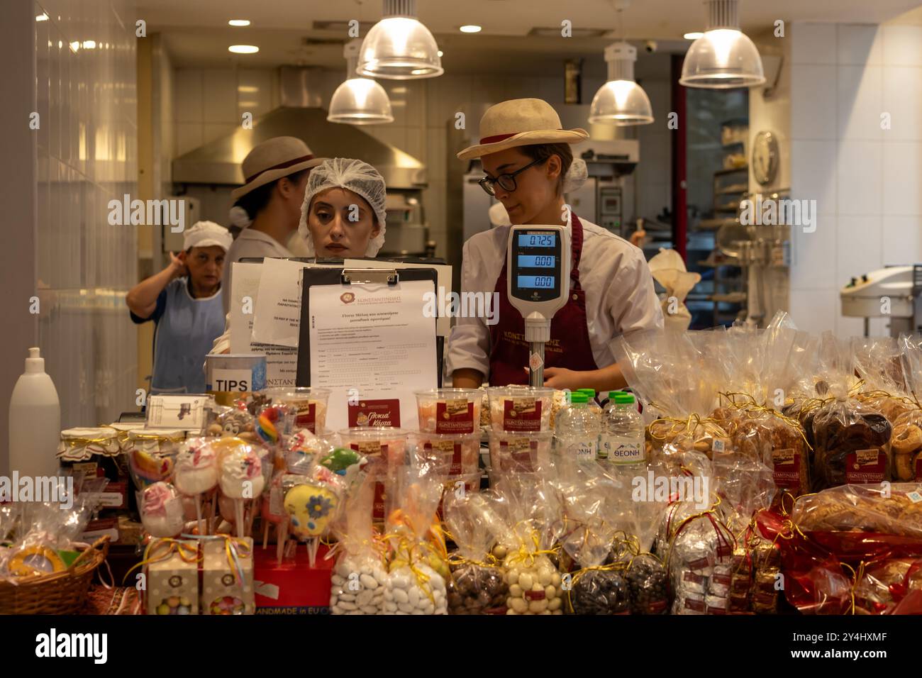 14 settembre 2024 il team di pasticcieri in azione presso la pasticceria KONSTANTINIDIS di Salonicco, Grecia Foto Stock