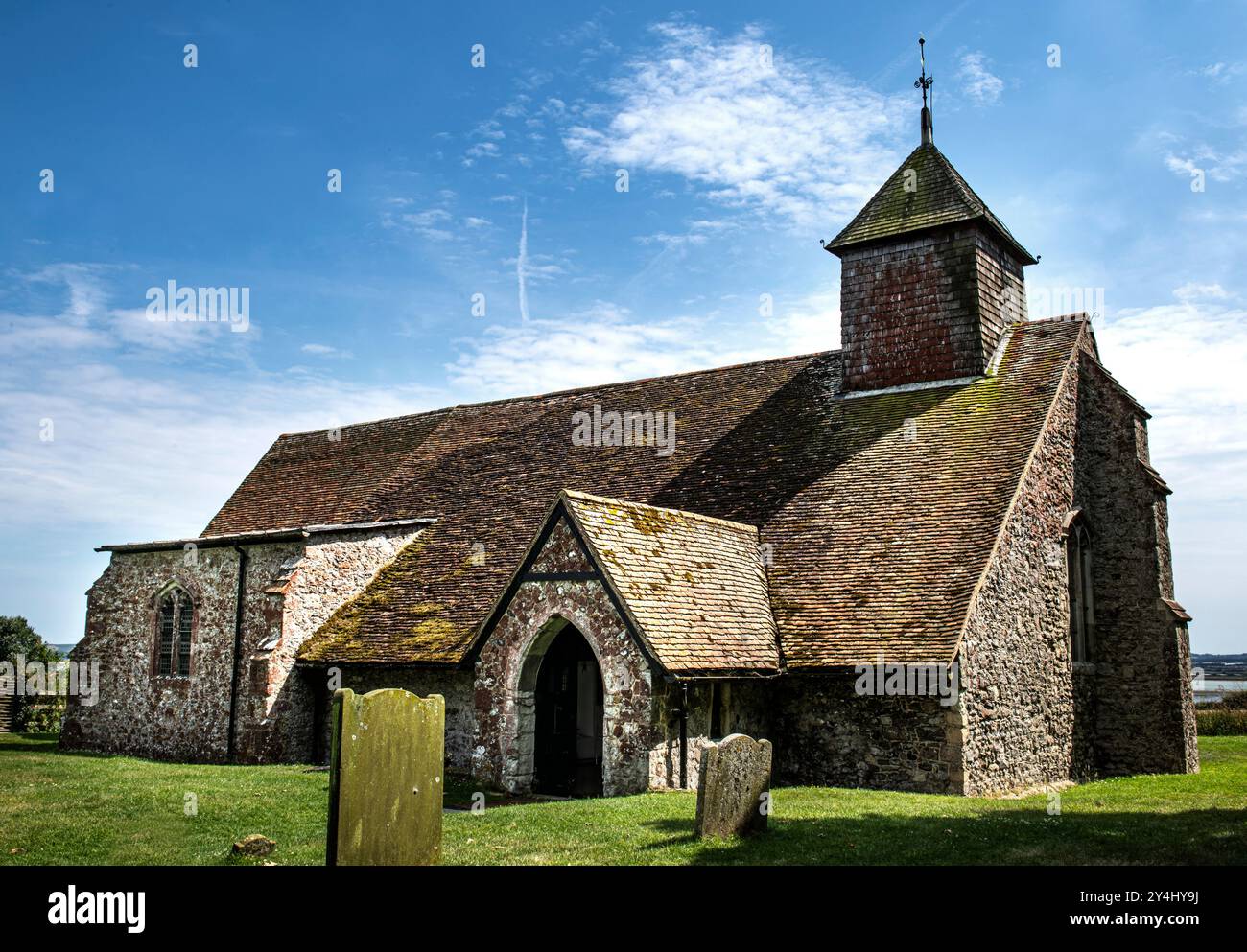 La Chiesa di San Tommaso Apostolo sulla riva del fiume Swale ad Harty sull'isola di Sheppey nella contea del Kent, regno unito. Grado II Foto Stock