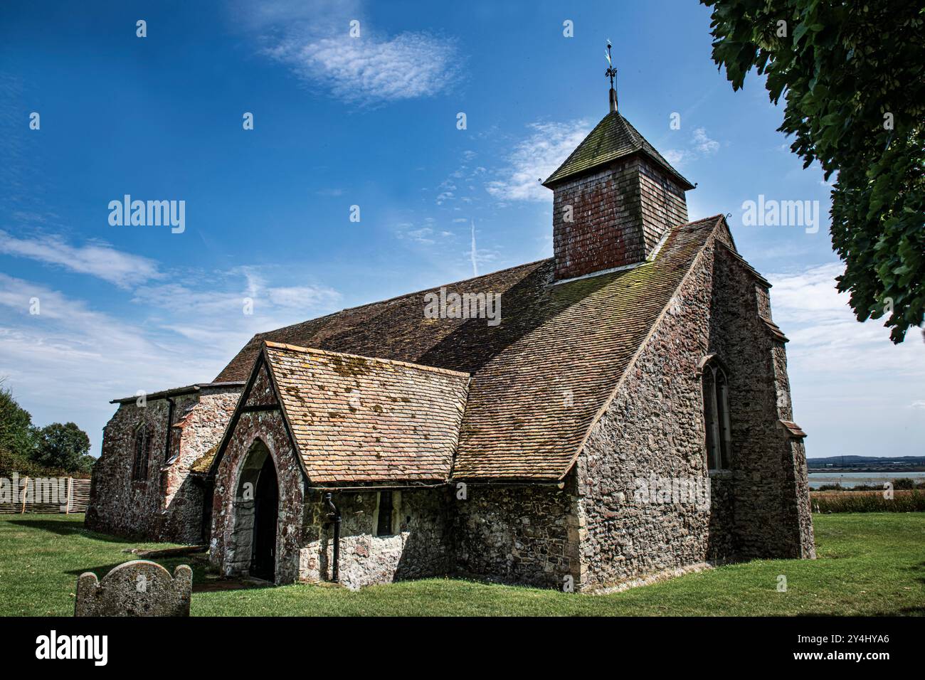 La Chiesa di San Tommaso Apostolo sulla riva del fiume Swale ad Harty sull'isola di Sheppey nella contea del Kent, regno unito. Grado II Foto Stock