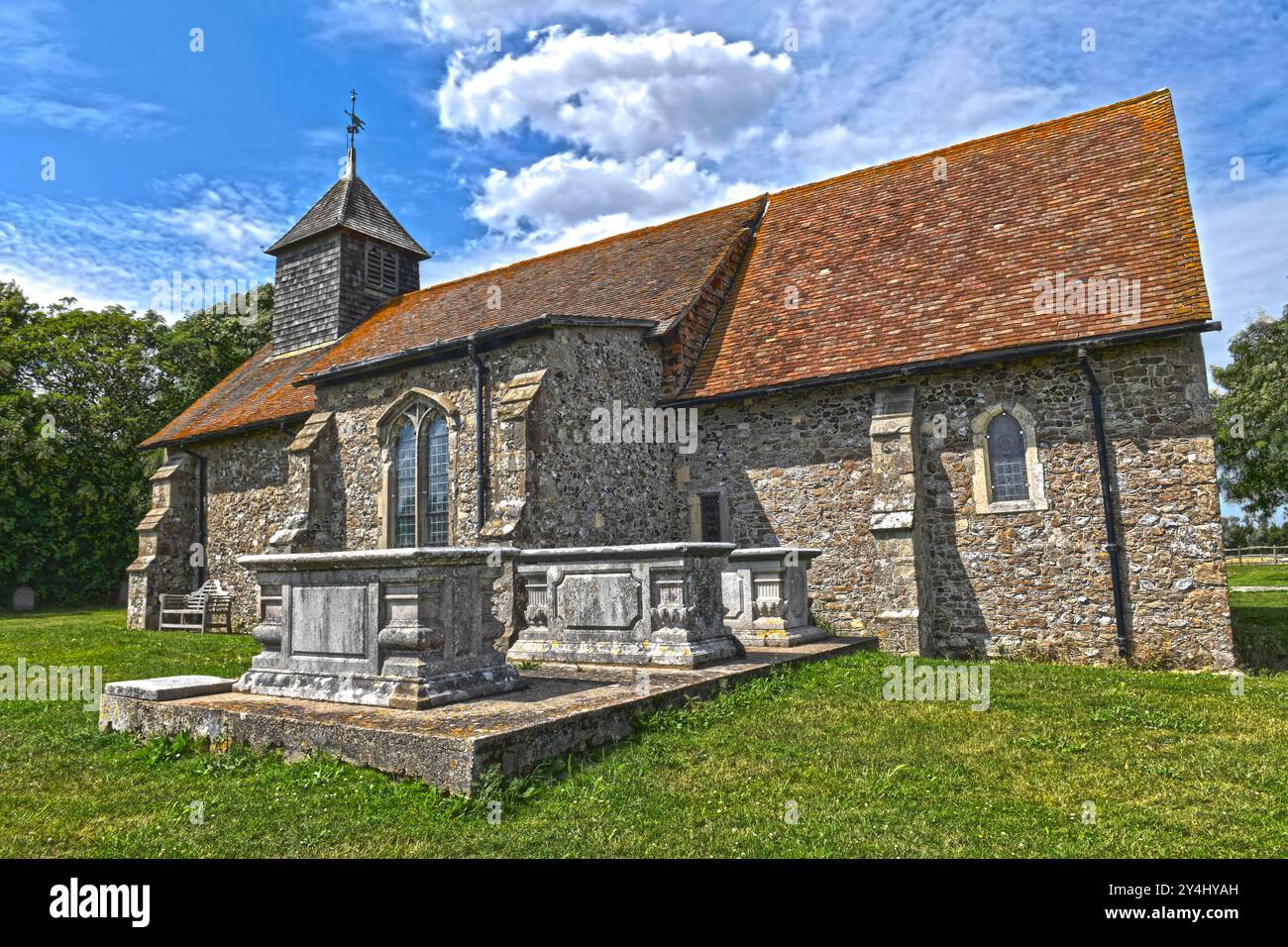 La Chiesa di San Tommaso Apostolo sulla riva del fiume Swale ad Harty sull'isola di Sheppey nella contea del Kent, regno unito. Grado II Foto Stock