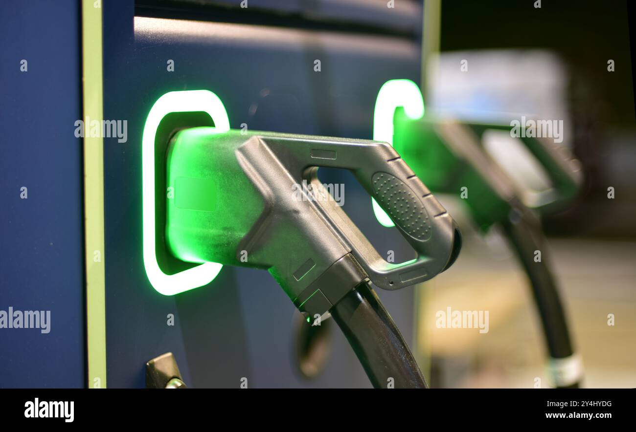 Spina per caricabatterie rapido per ricaricare auto elettriche Foto Stock